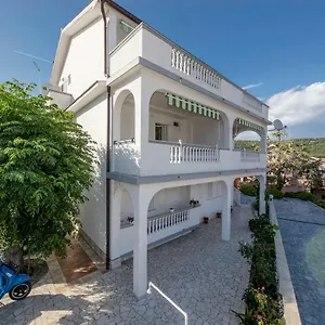 https://apartmani-sanjin-tariba.primorje-gorskikotar.com